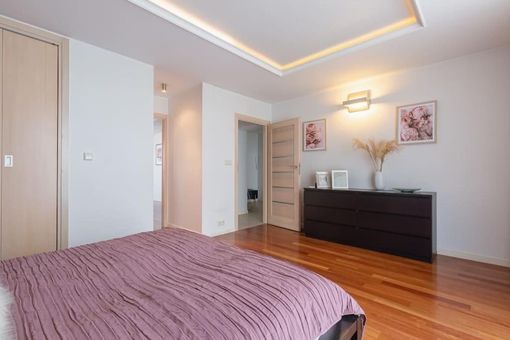 Great 2 Bdr Apartment, Prestigious Location In The Center Of Warsaw. Warszawa